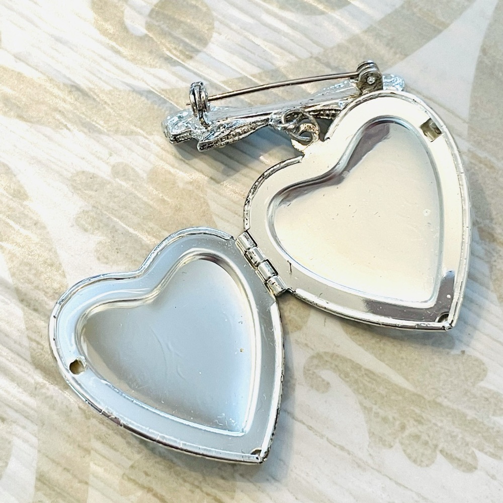 VINTAGE 🤍 Heart Locket Brooch - Picture 3 of 5